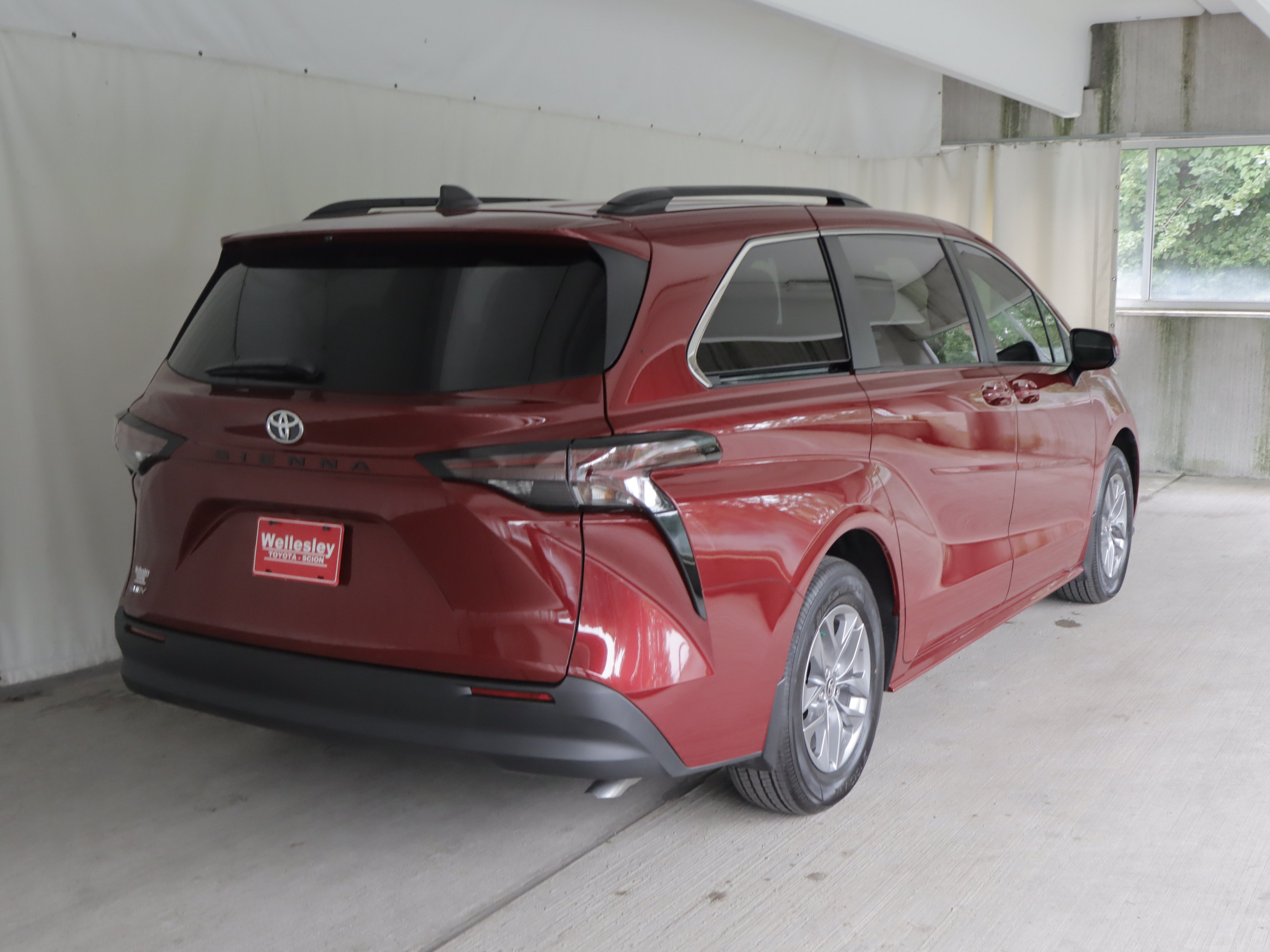 Used 2026 Toyota Sienna LE FWD image 6