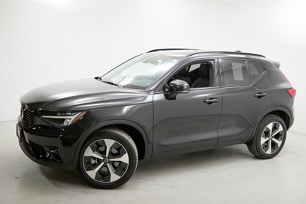 Certified 2024 Volvo XC40 B5 Plus w/ Climate Package image 3