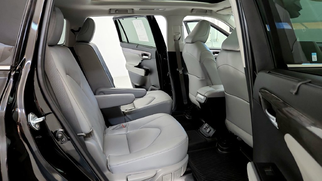 Used 2025 Toyota Highlander Platinum AWD/4WD image 18