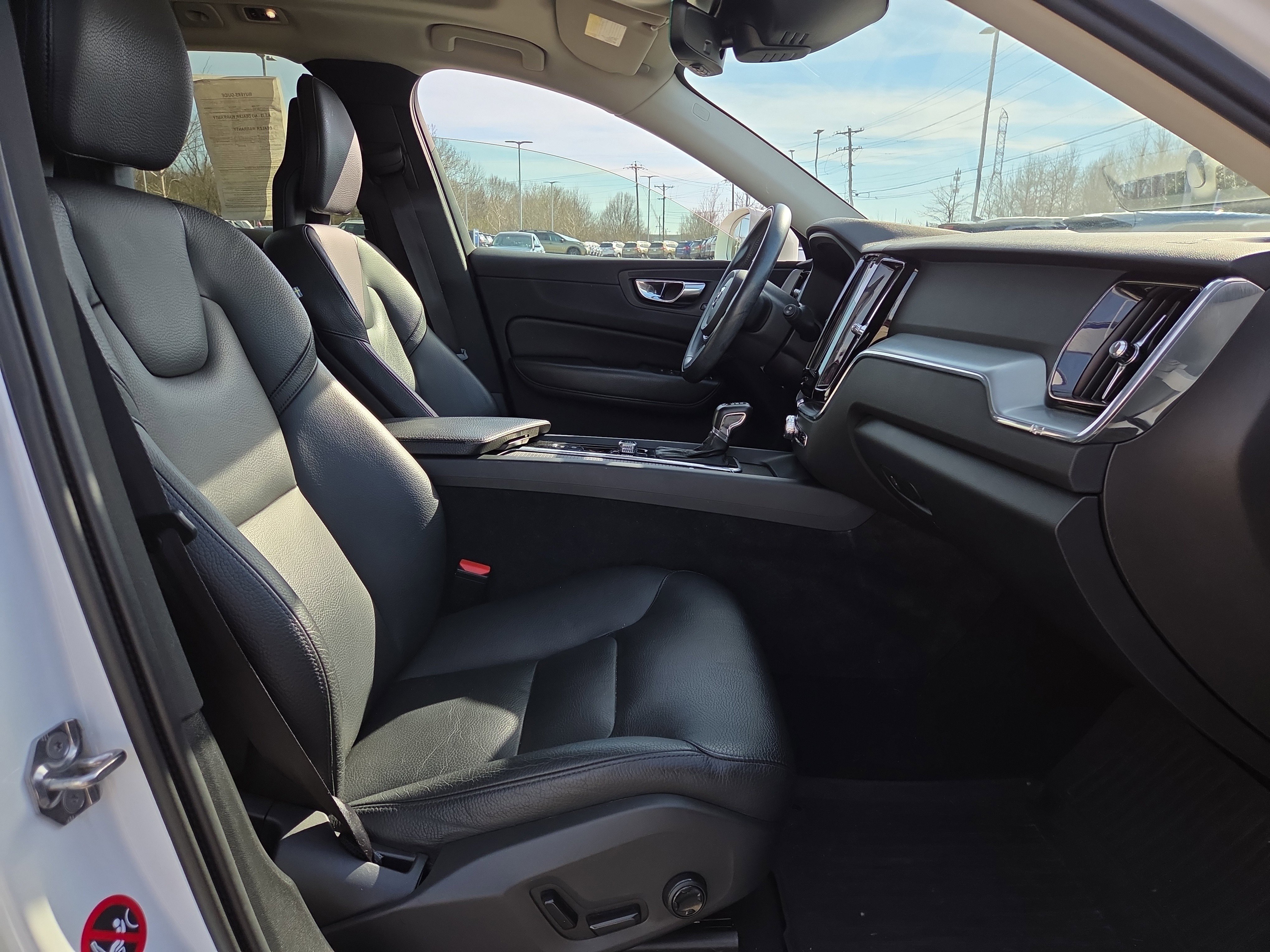 Used 2018 Volvo XC60 T5 Momentum w/ Convenience Package image 15