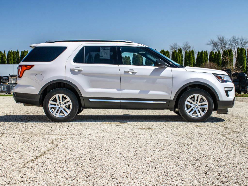 Used 2018 Ford Explorer XLT image 2
