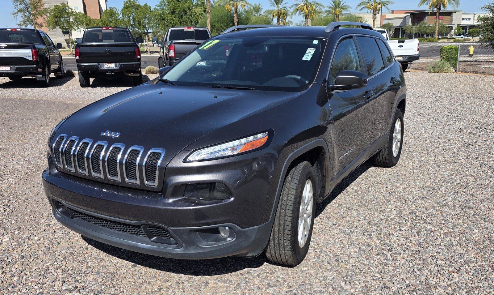 Used 2017 Jeep Cherokee Latitude w/ Safety/Convenience Group AWD/4WD image 1