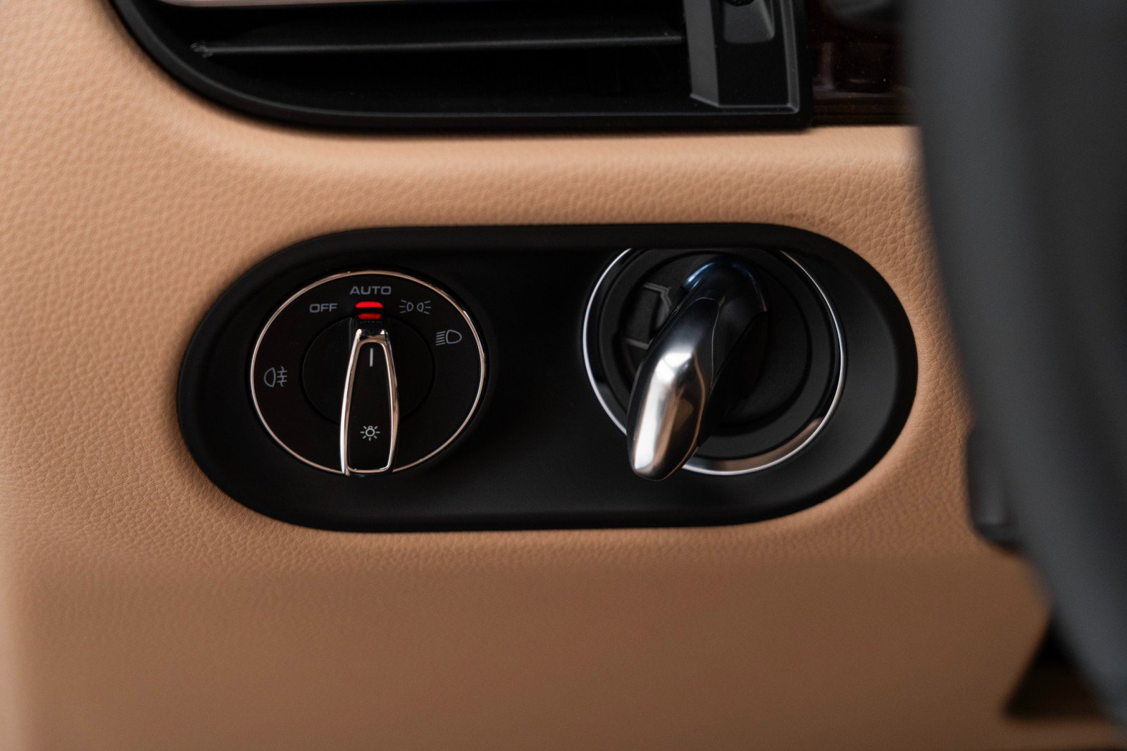 Certified 2025 Porsche Macan AWD/4WD image 26