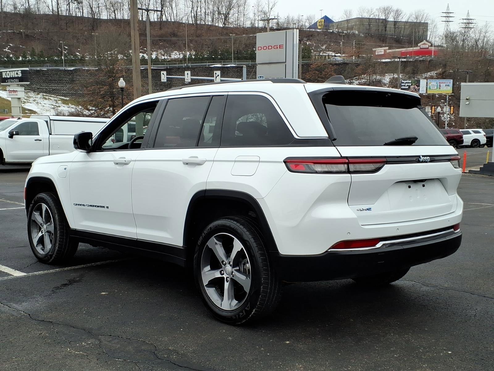 Certified 2023 Jeep Grand Cherokee 4WD 4xe w/ Luxury Tech Group II image 3