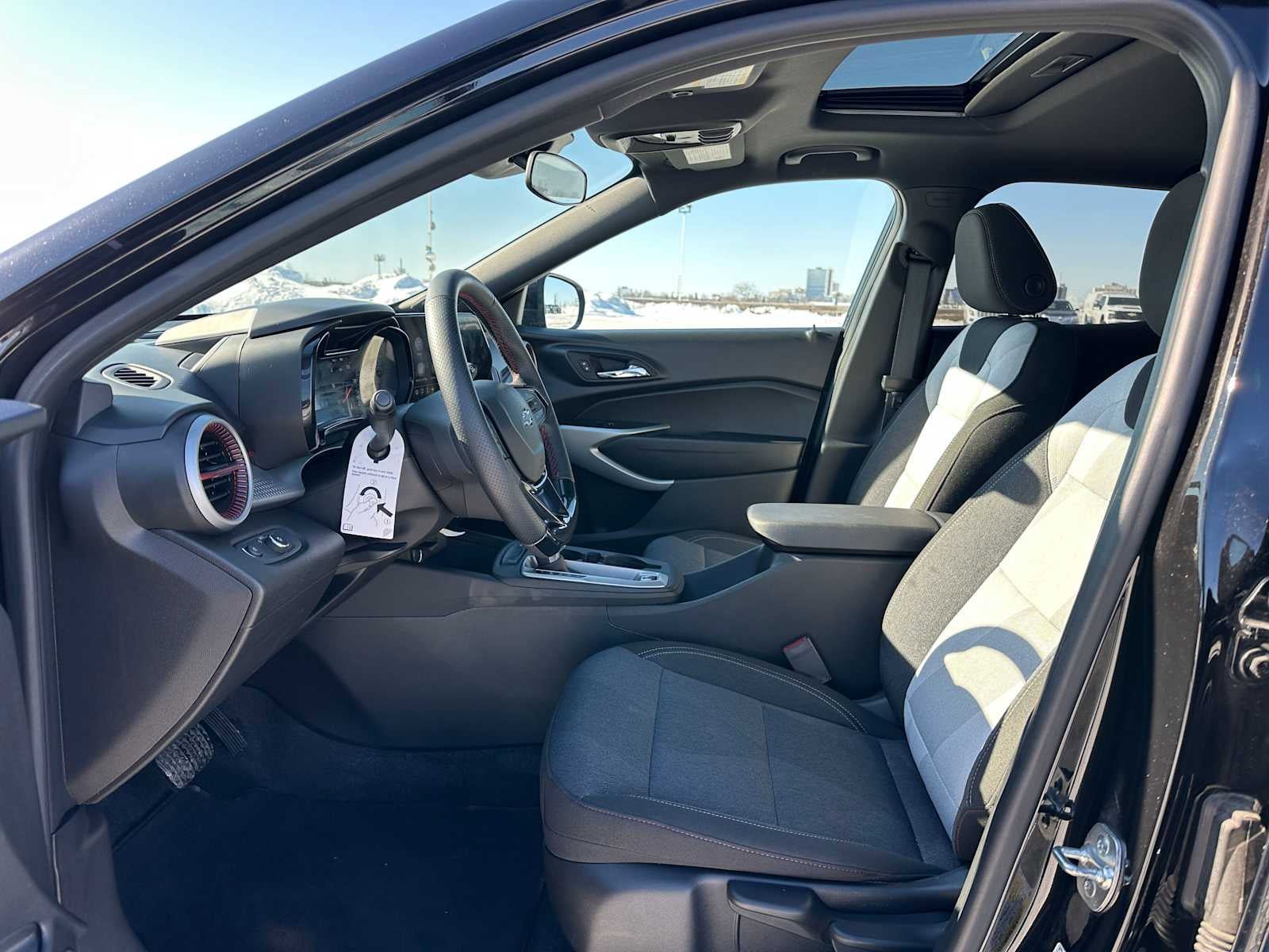 Used 2025 Chevrolet Trax RS w/ Sunroof Package image 20