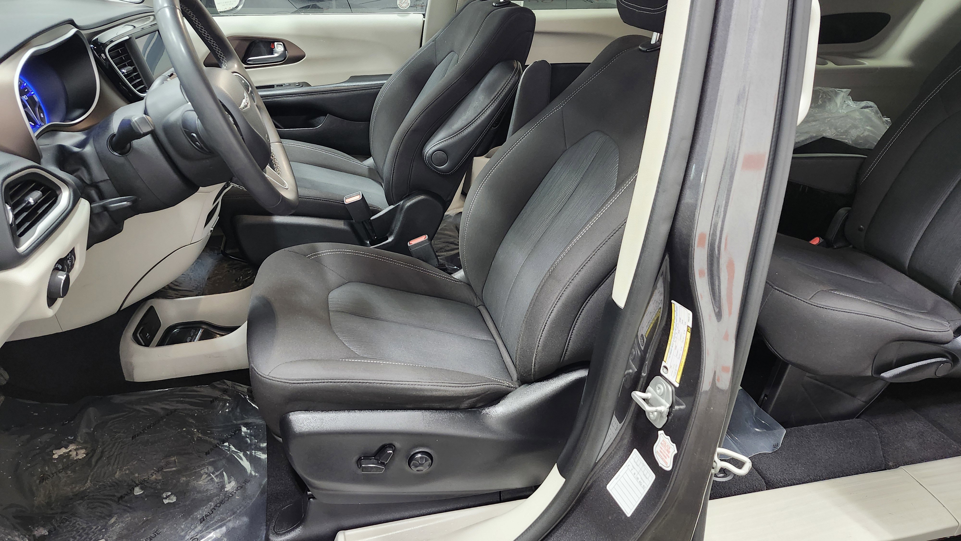 Used 2023 Chrysler Voyager LX image 21