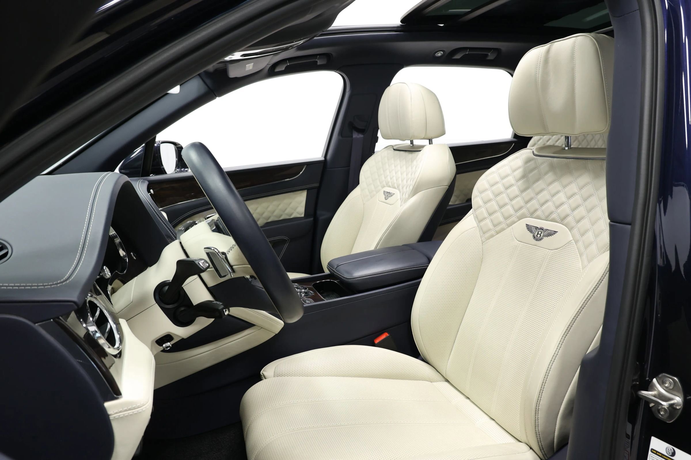 Used 2022 Bentley Bentayga image 3