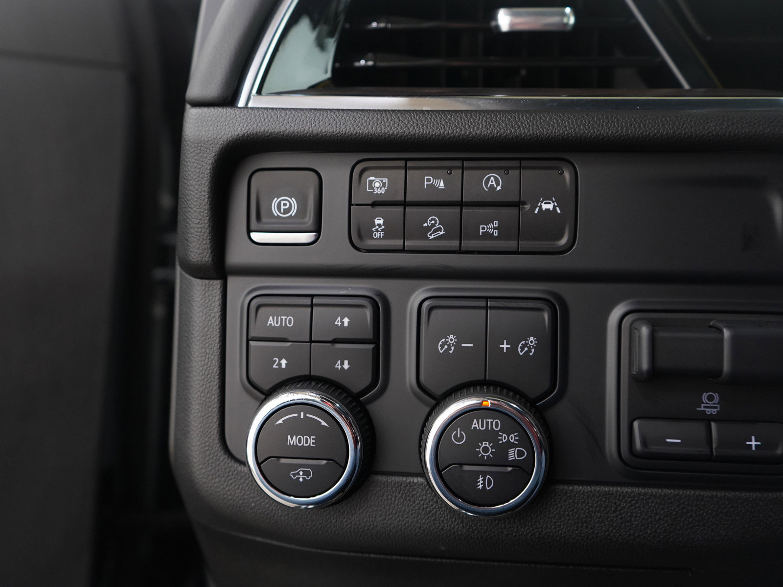 Used 2025 Chevrolet Tahoe Z71 w/ Z71 Off-Road Package image 32