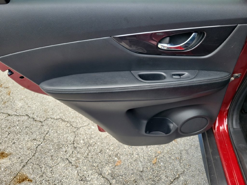 Used 2018 Nissan Rogue SV AWD/4WD image 19