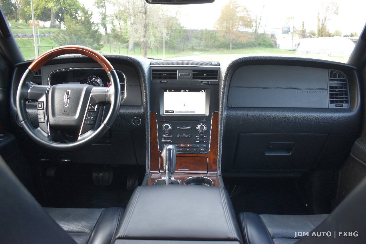 Used 2017 Lincoln Navigator Select AWD/4WD image 18