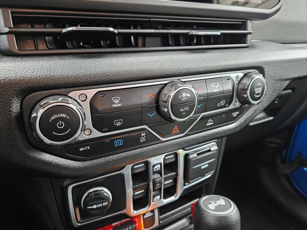Used 2024 Jeep Wrangler Unlimited AWD/4WD image 25