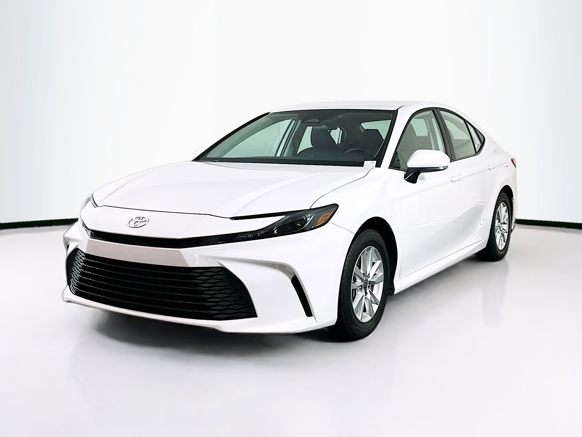 Used 2025 Toyota Camry LE image 3