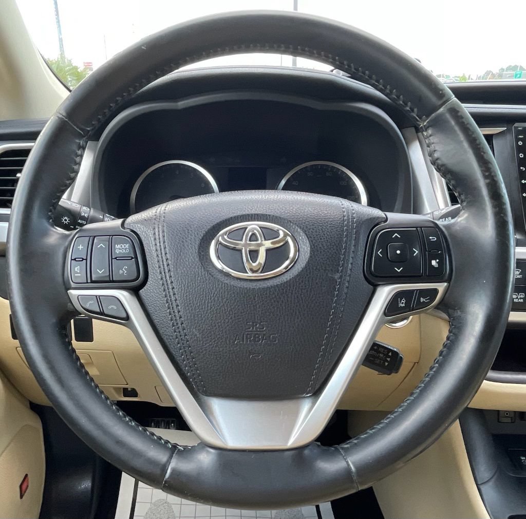 Used 2017 Toyota Highlander Limited FWD image 16