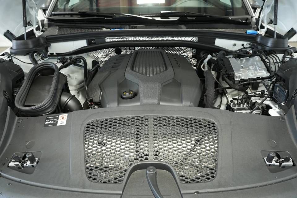Certified 2025 Porsche Macan Turbo AWD/4WD image 30