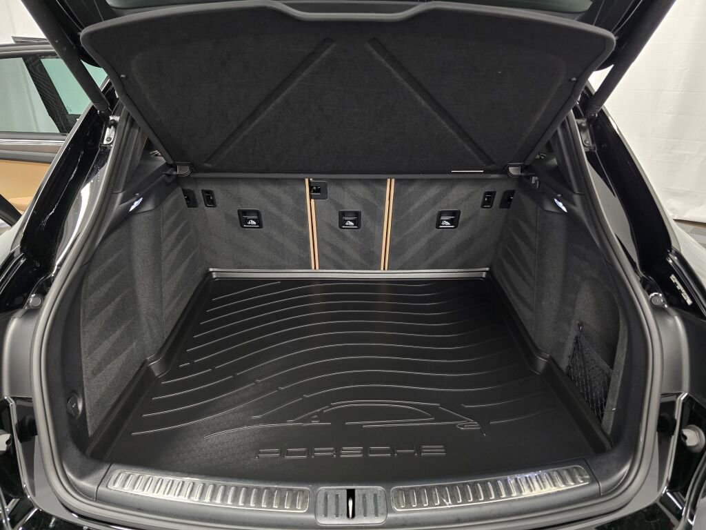 Certified 2025 Porsche Macan image 12