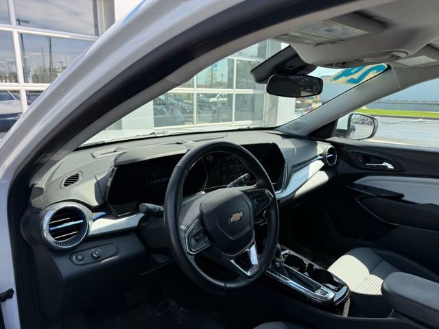 Used 2024 Chevrolet Trax LT w/ Sunroof Package image 8