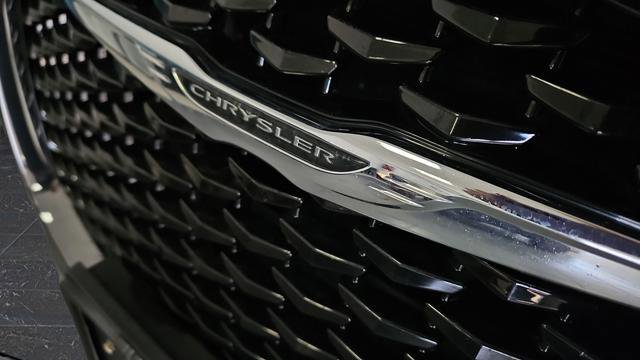 Used 2017 Chrysler 300 S AWD/4WD image 38