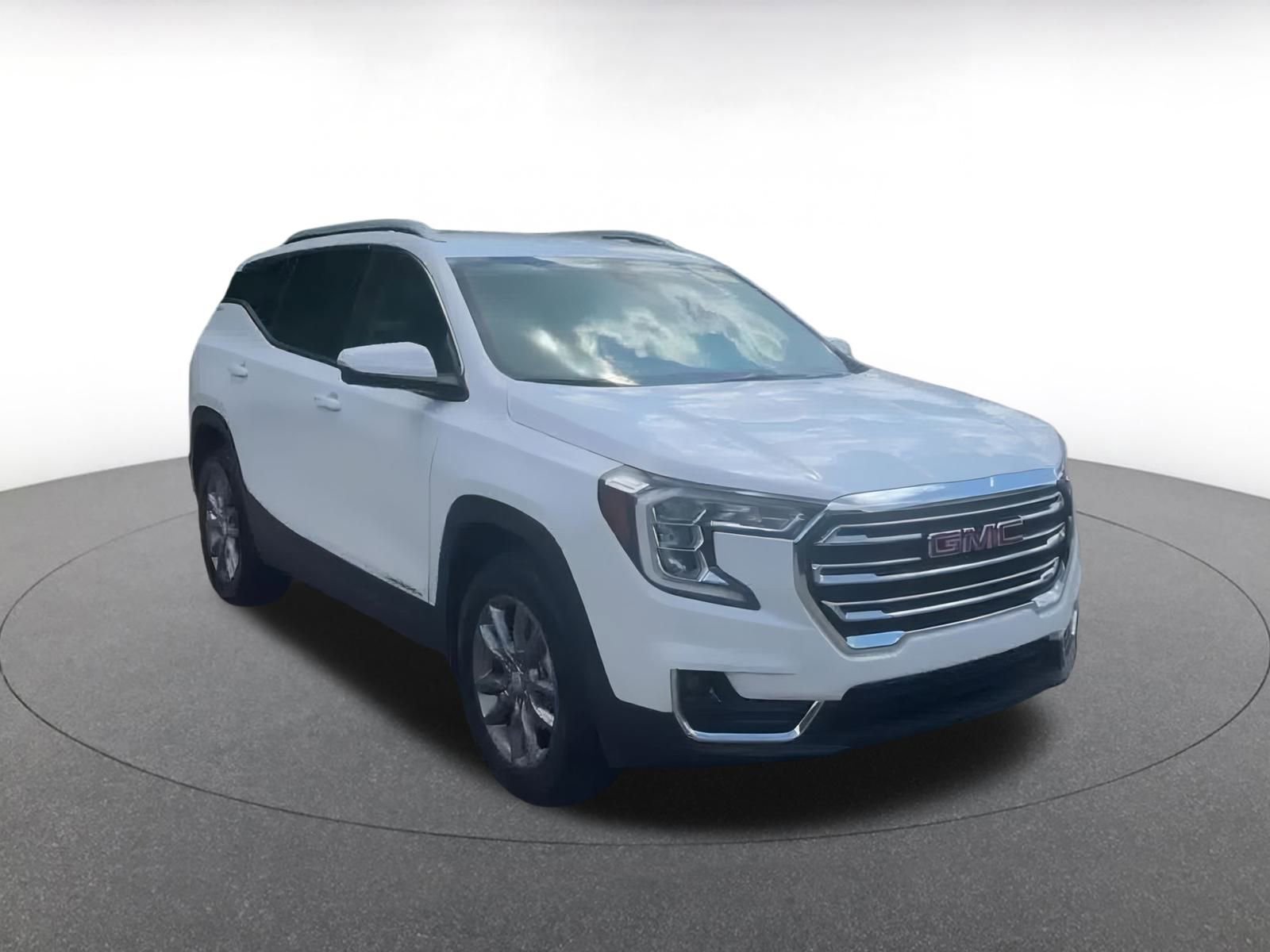 Used 2024 GMC Terrain SLT image 3