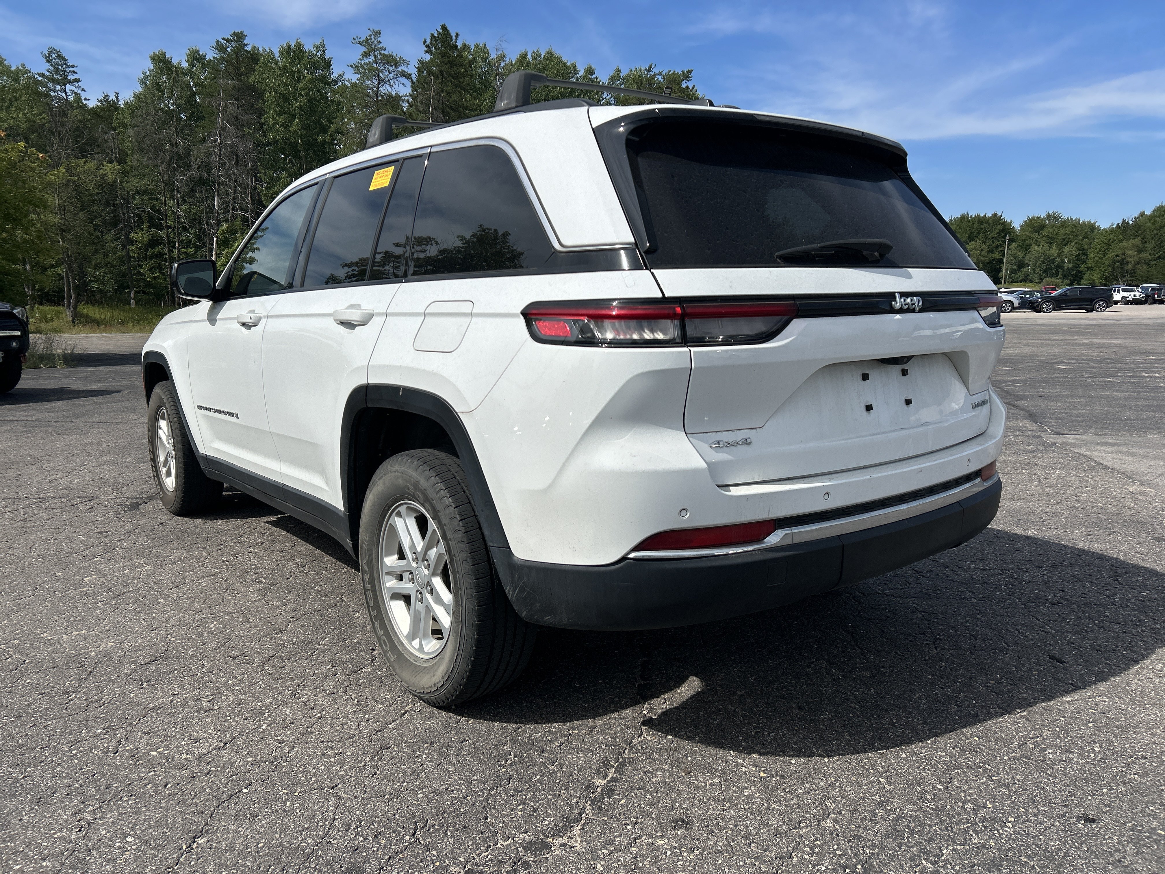 Used 2022 Jeep Grand Cherokee Laredo w/ Luxury Tech Group I AWD/4WD image 6