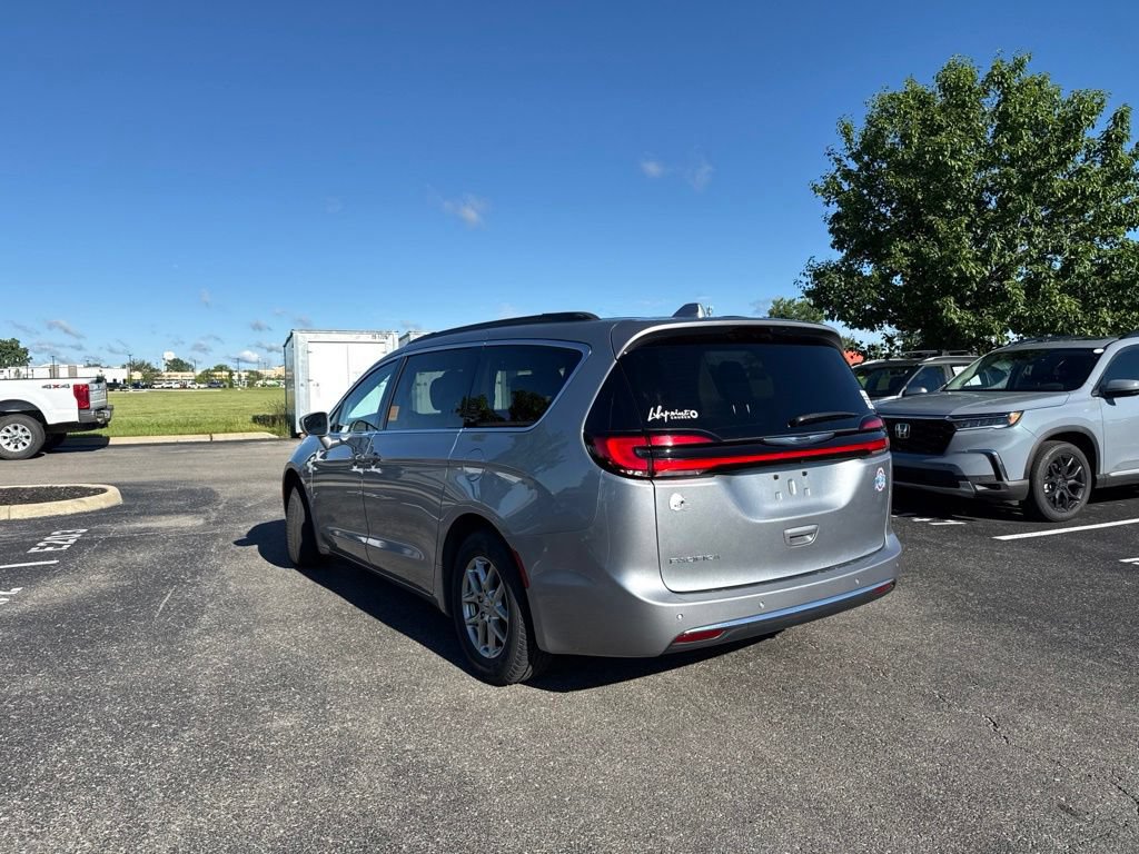 Used 2021 Chrysler Pacifica Touring w/ Uconnect Theater Family Group FWD image 6