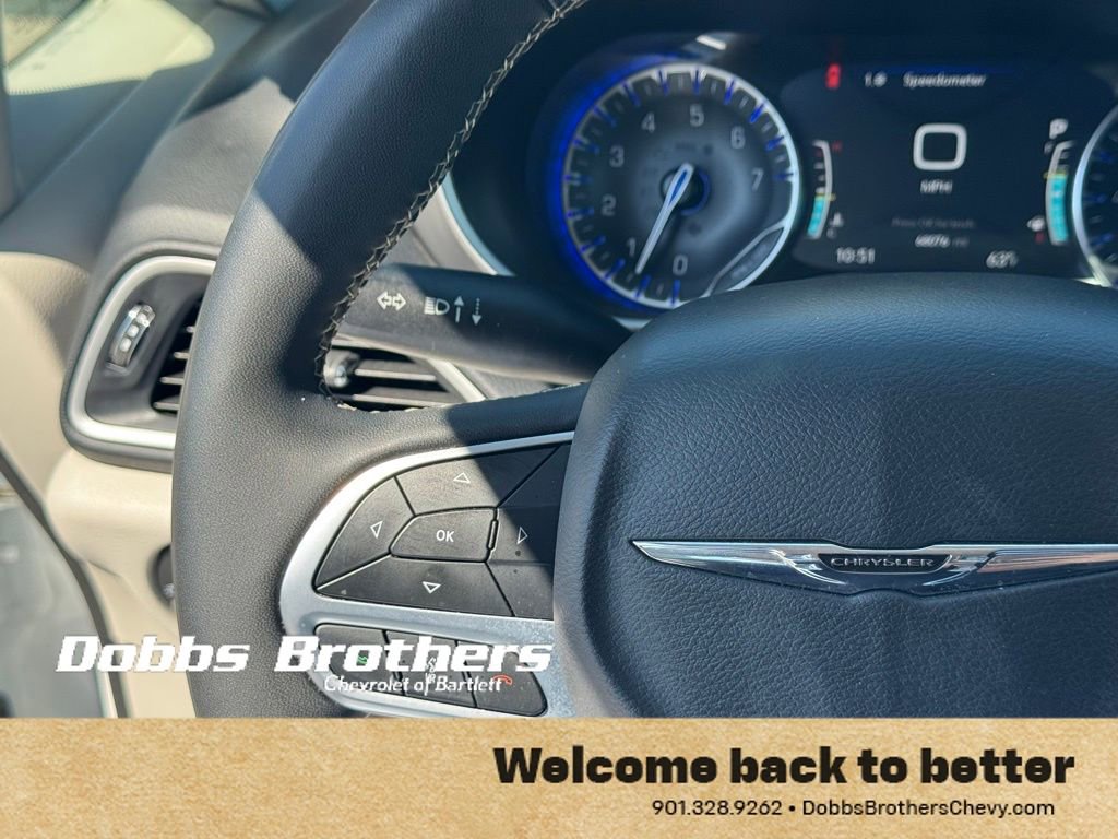 Used 2023 Chrysler Pacifica Touring-L image 18