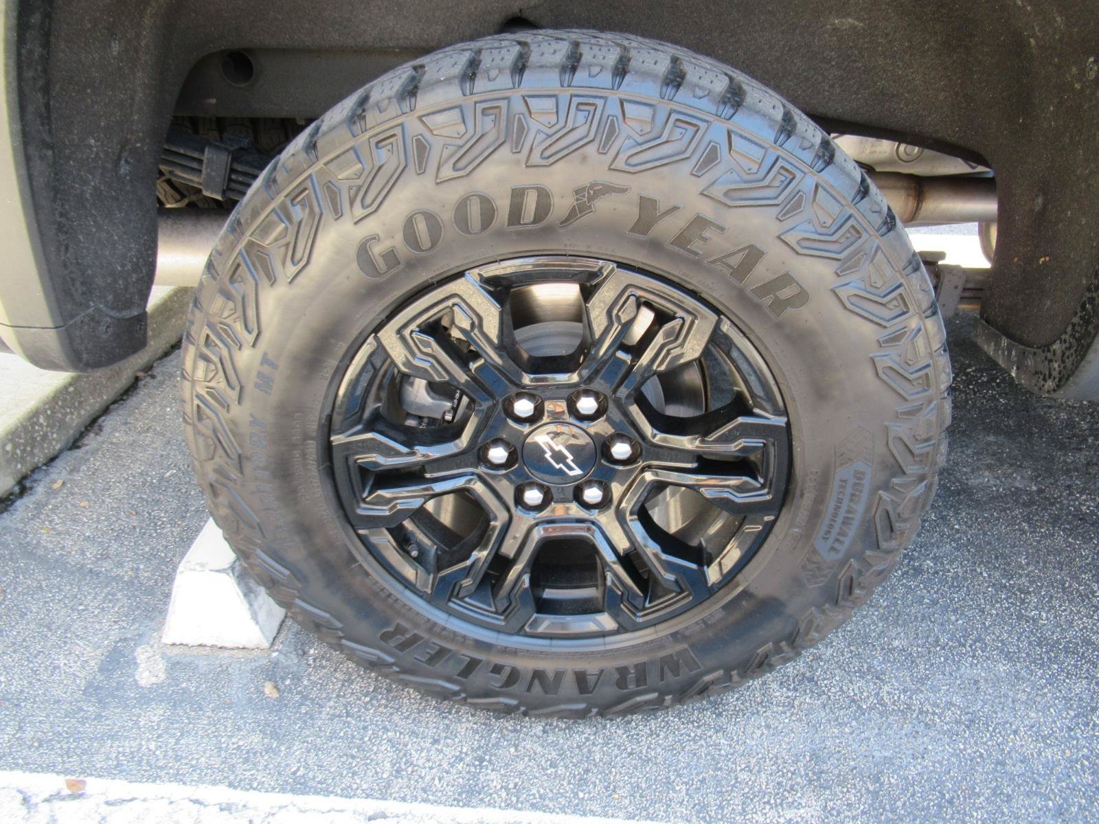 Used 2023 Chevrolet Silverado 1500 ZR2 w/ Technology Package AWD/4WD image 5