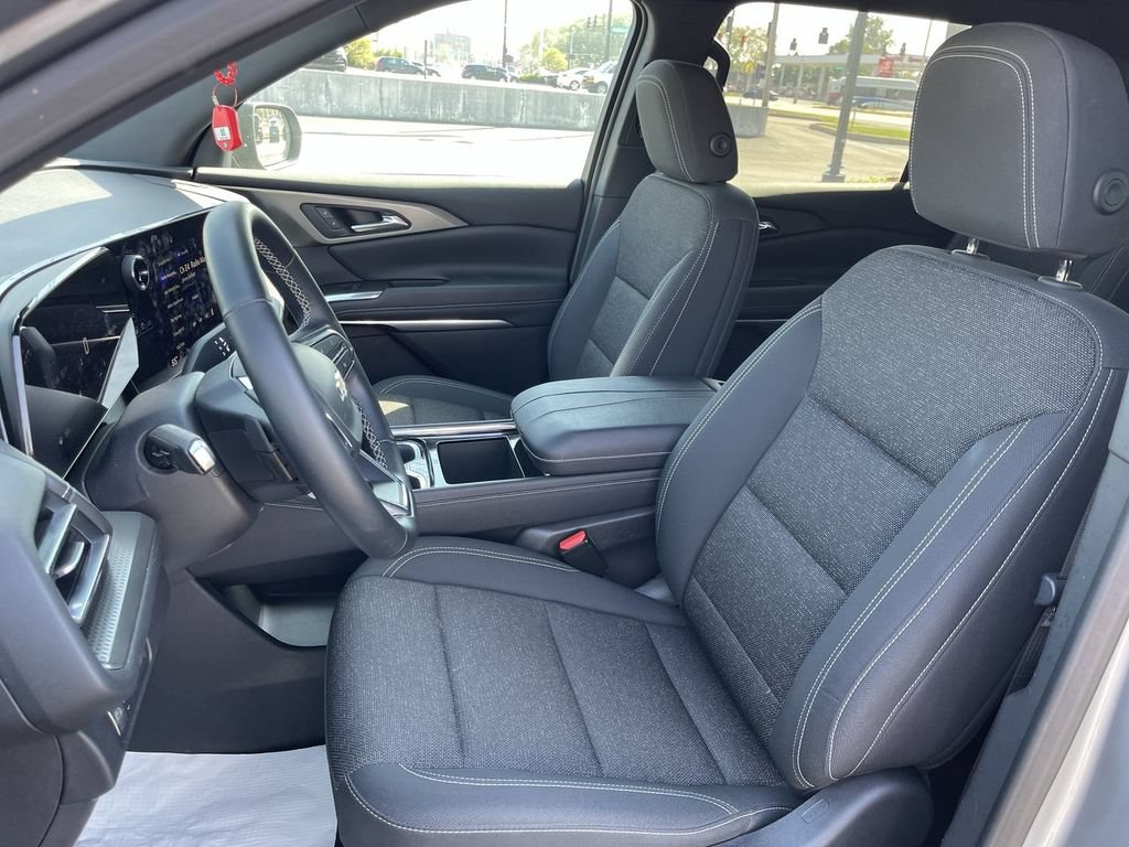 Used 2025 Chevrolet Traverse LT FWD image 11