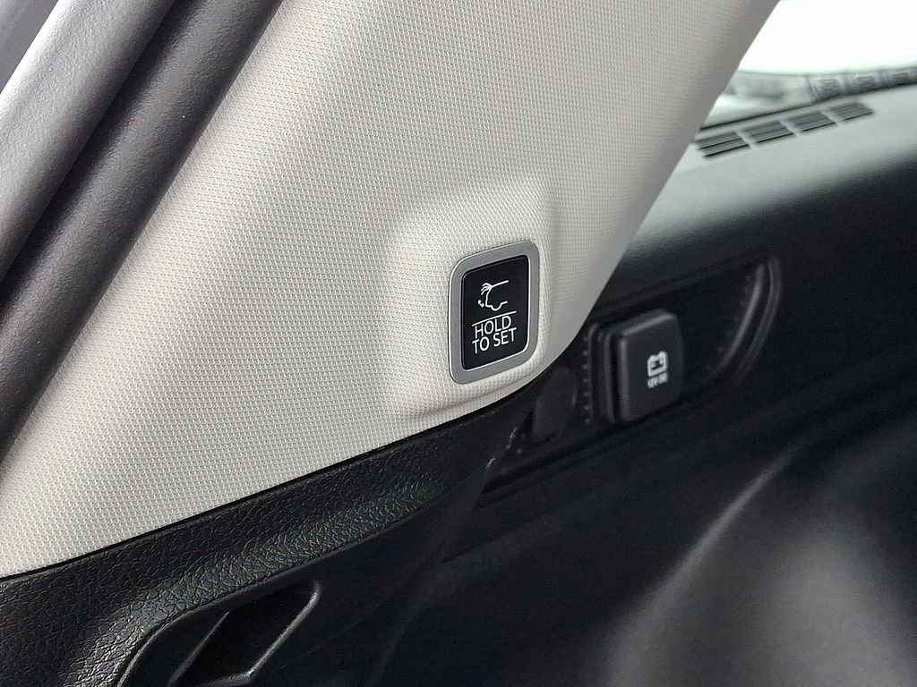 Used 2023 Jeep Grand Cherokee Limited w/ Luxury Tech Group II image 33