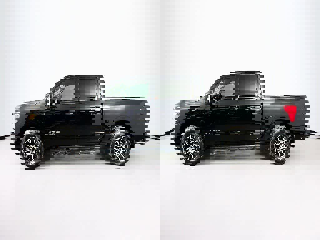 Used 2024 Nissan Titan SV w/ SV Convenience Package image 3