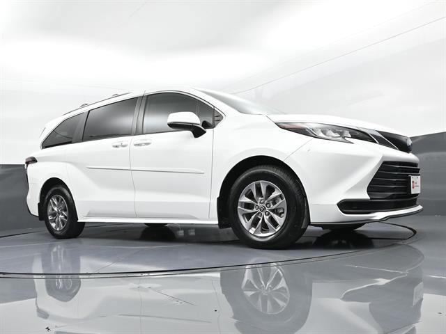 Certified 2022 Toyota Sienna LE FWD image 32