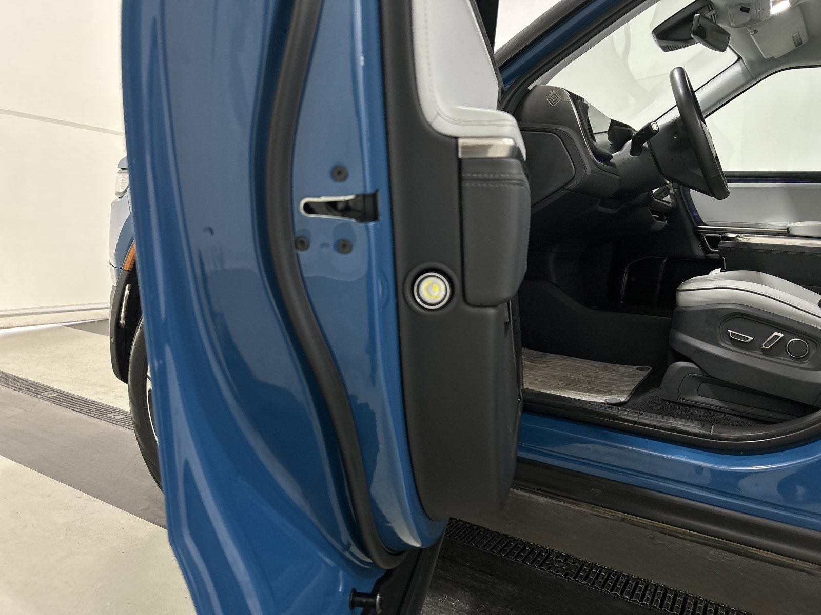 Used 2023 Rivian R1T Adventure image 30