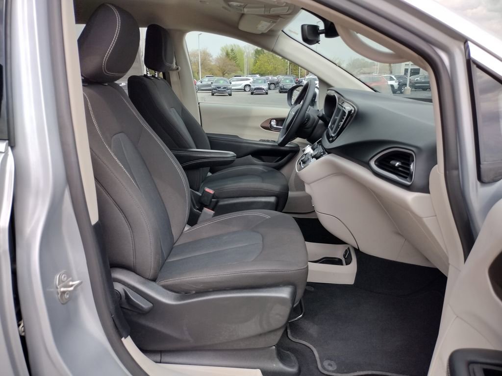 Used 2023 Chrysler Voyager LX FWD image 11
