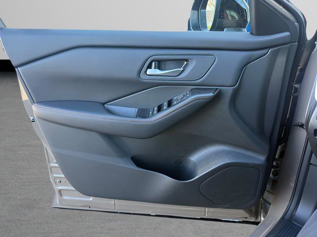 Used 2025 Nissan Rogue SV image 11