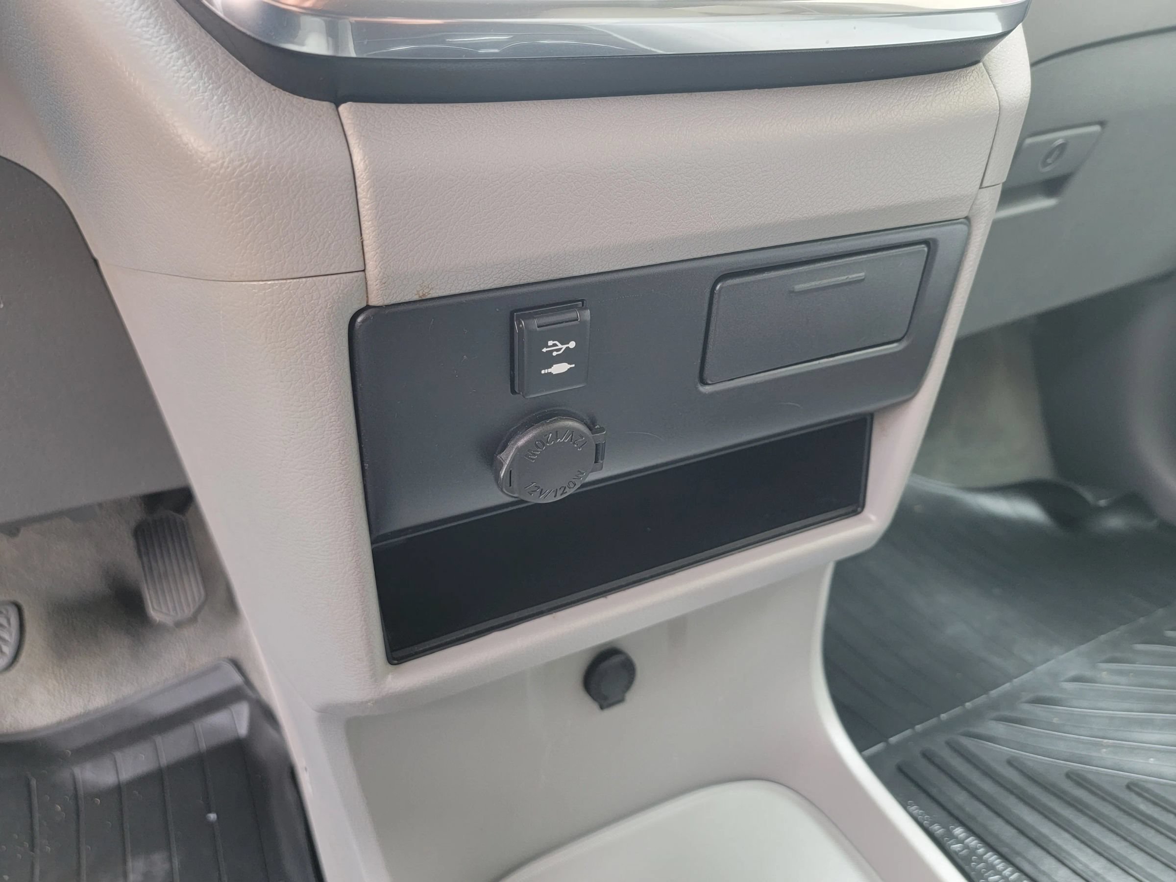 Used 2018 Toyota Sienna LE w/ Carpet Mat Package FWD image 20