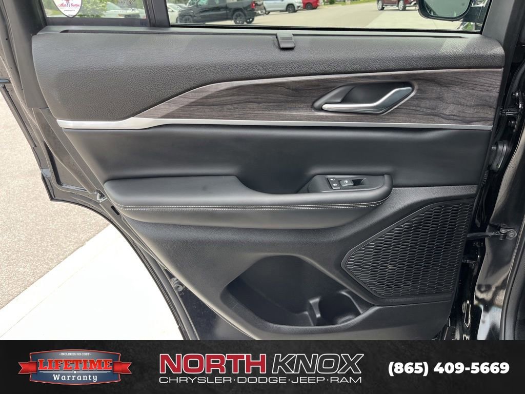 Used 2024 Jeep Grand Cherokee Limited w/ Luxury Tech Group II AWD/4WD image 16