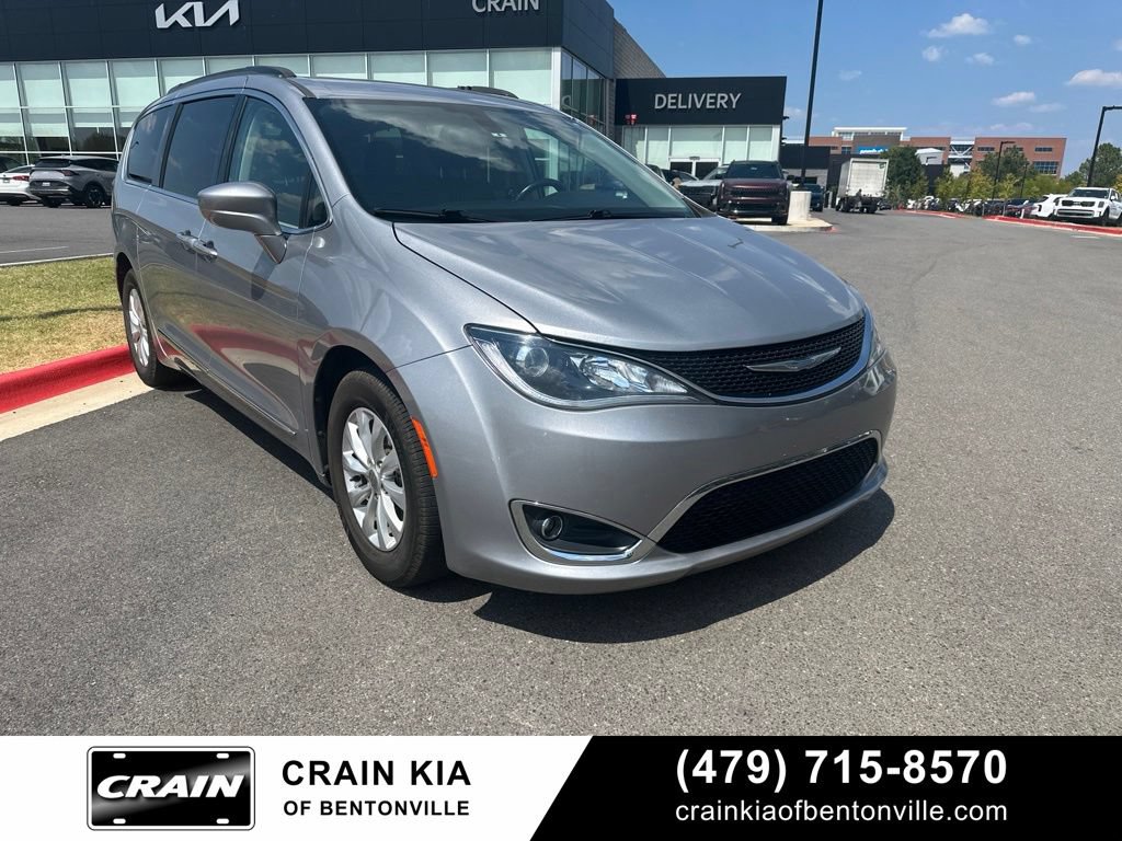 Used 2017 Chrysler Pacifica Touring-L FWD image 1