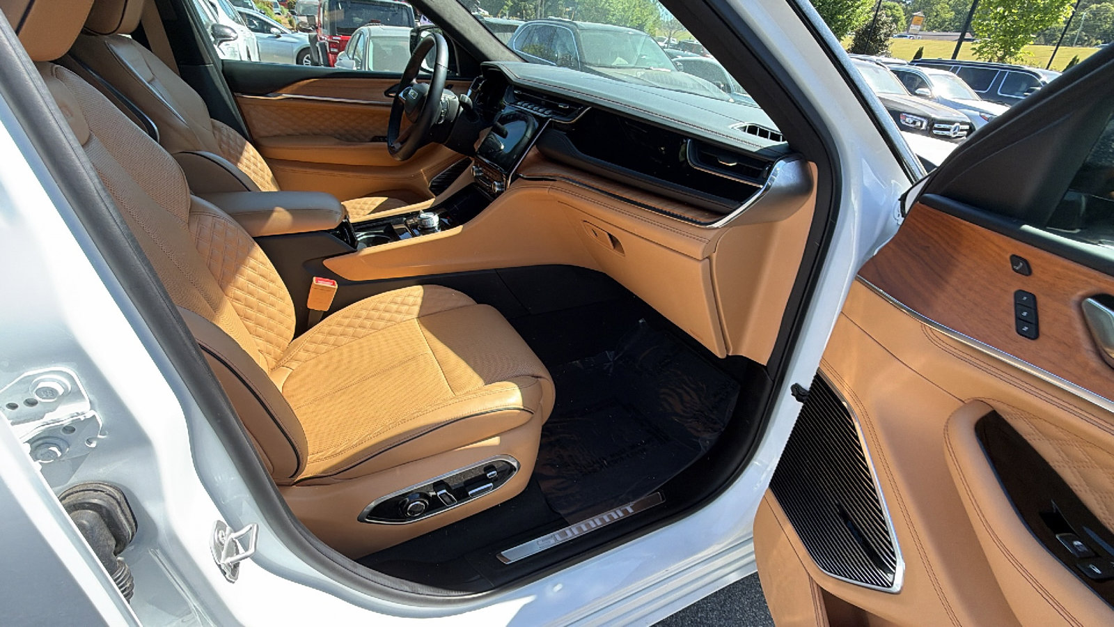 Used 2024 Jeep Grand Cherokee Summit AWD/4WD image 19