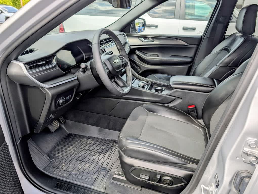 Used 2025 Jeep Grand Cherokee Altitude AWD/4WD image 9