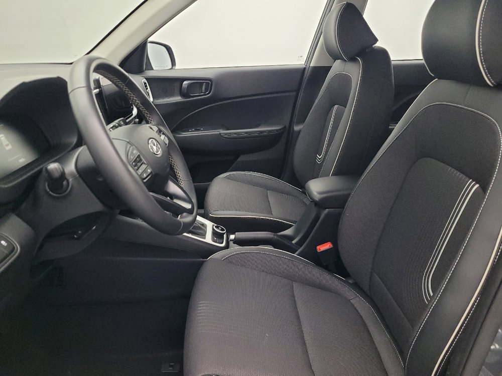 Used 2025 Hyundai Venue Limited image 17