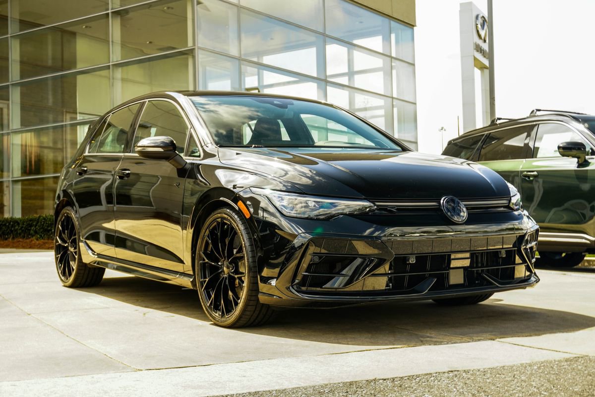 Used 2025 Volkswagen Golf R Black Edition image 4
