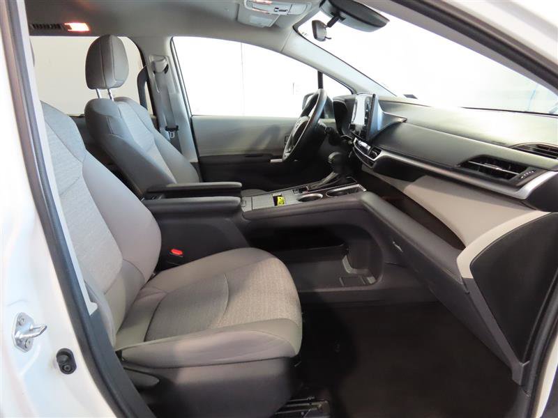 Used 2024 Toyota Sienna LE image 32
