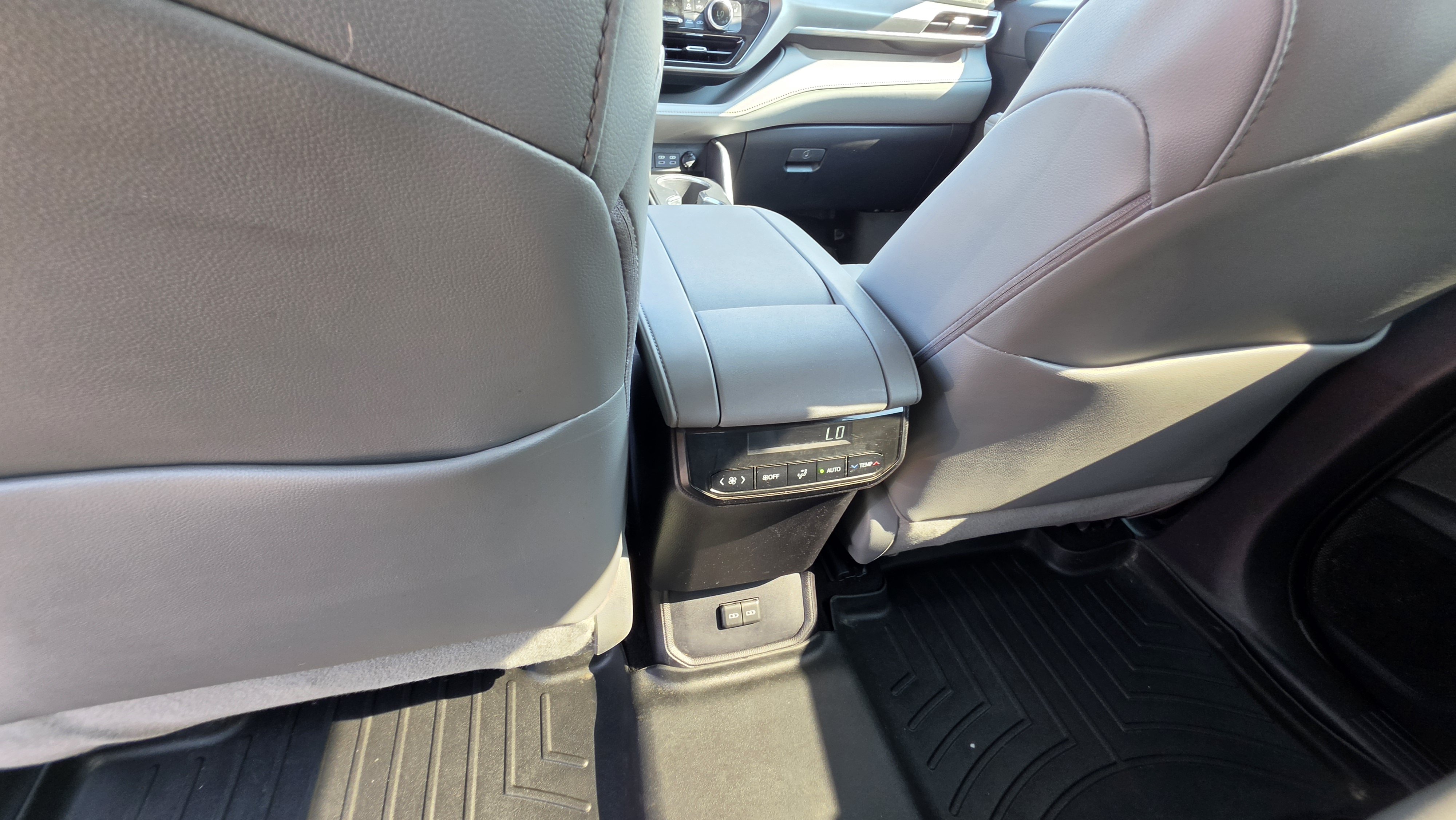 Used 2022 Toyota Highlander XLE AWD/4WD image 19