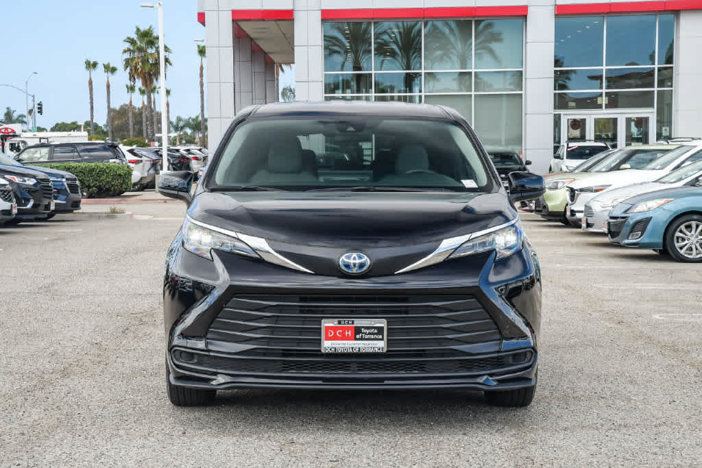 Used 2025 Toyota Sienna LE FWD image 2