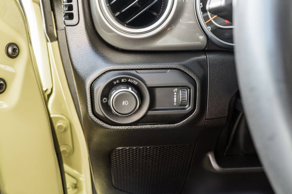 Used 2023 Jeep Wrangler Unlimited Sahara AWD/4WD image 17