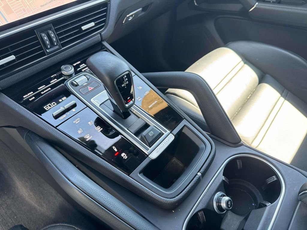 Certified 2023 Porsche Cayenne Platinum Edition image 26