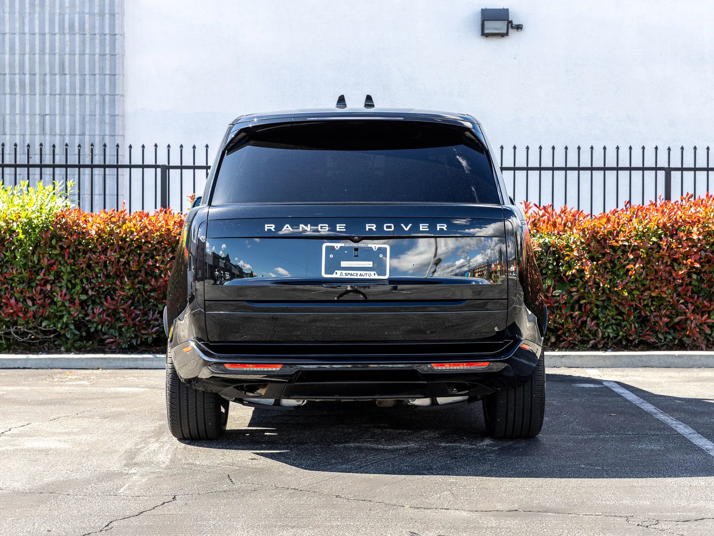 Used 2025 Land Rover Range Rover Long Wheelbase SE image 3