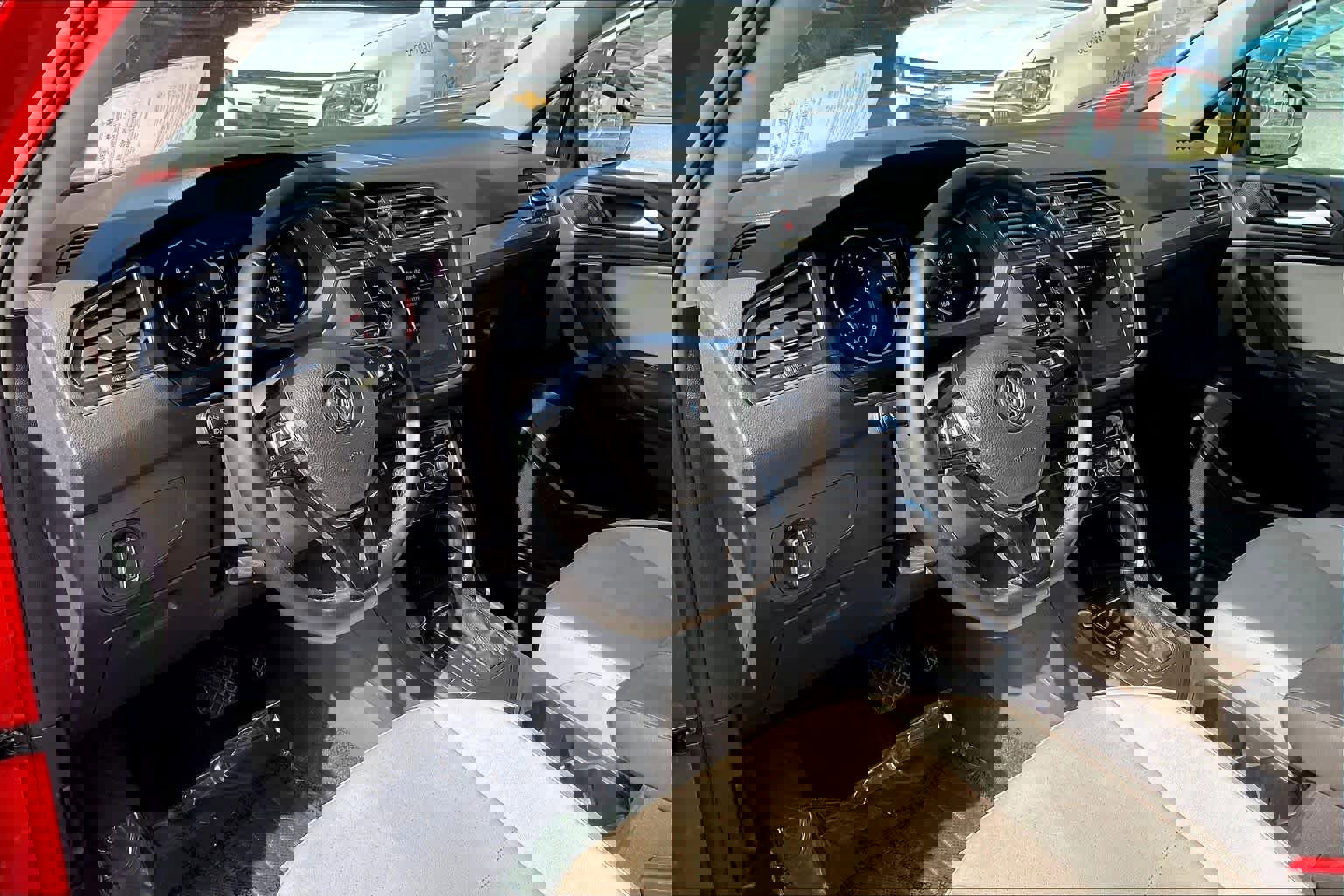 Used 2019 Volkswagen Tiguan SE w/ Panoramic Sunroof Package image 13