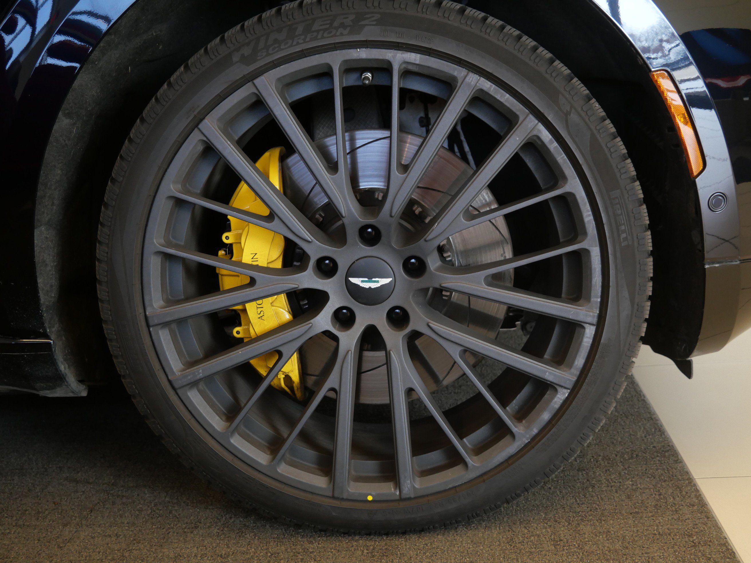 Used 2023 Aston Martin DBX image 9