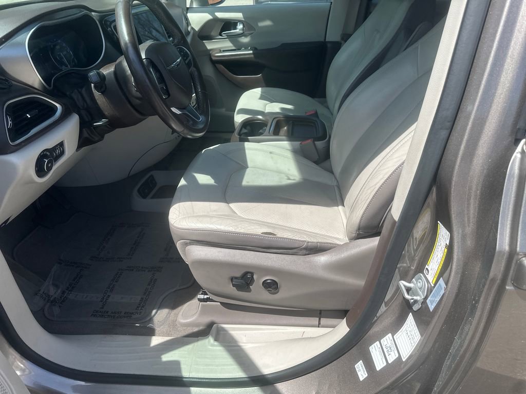 Used 2018 Chrysler Pacifica Touring-L w/ Premium Audio Group image 7