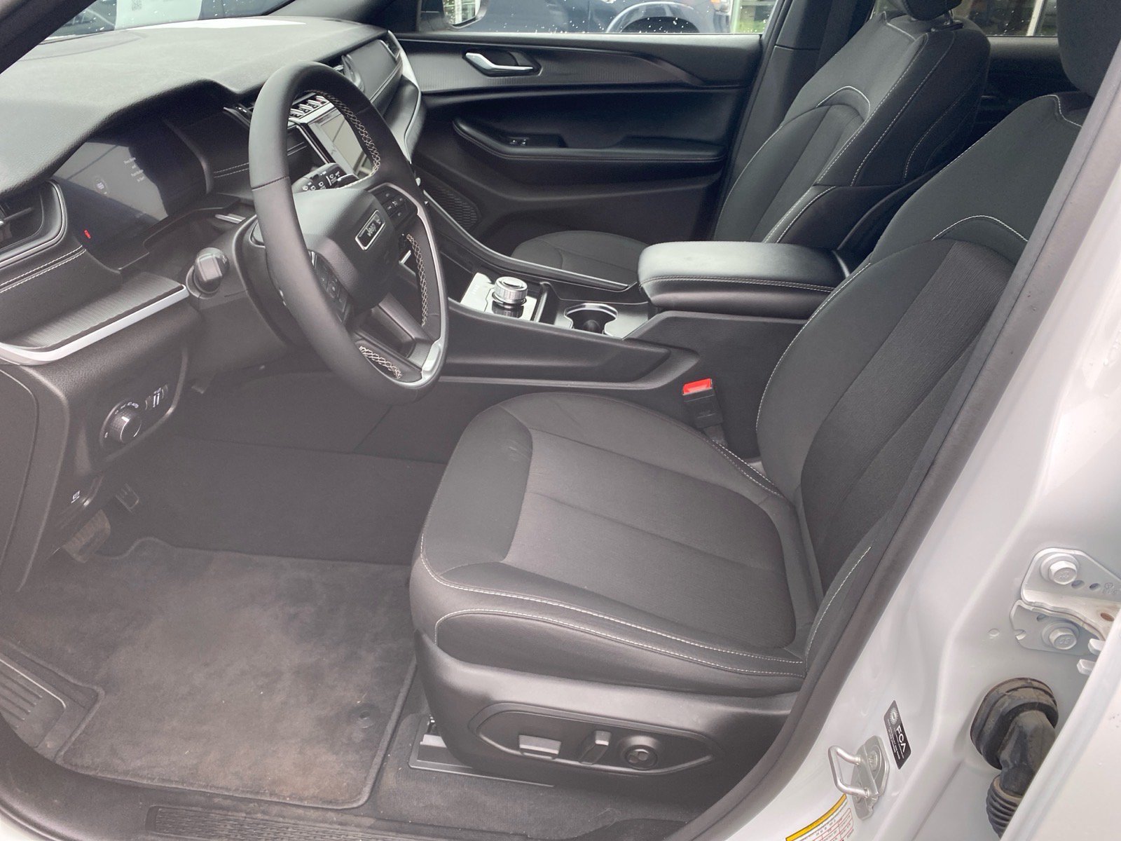 Used 2025 Jeep Grand Cherokee Laredo w/ Luxury Tech Group I AWD/4WD image 9